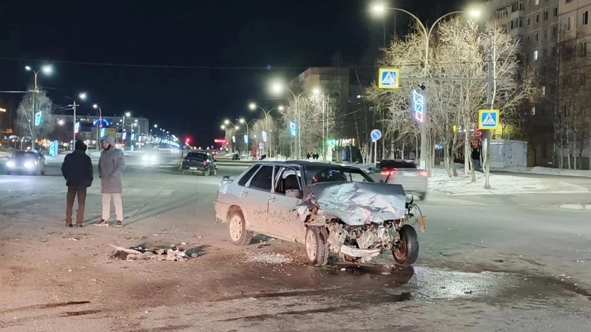 В Коми водитель Porsche проехала на красный свет и спровоцировала столкновение с ВАЗом