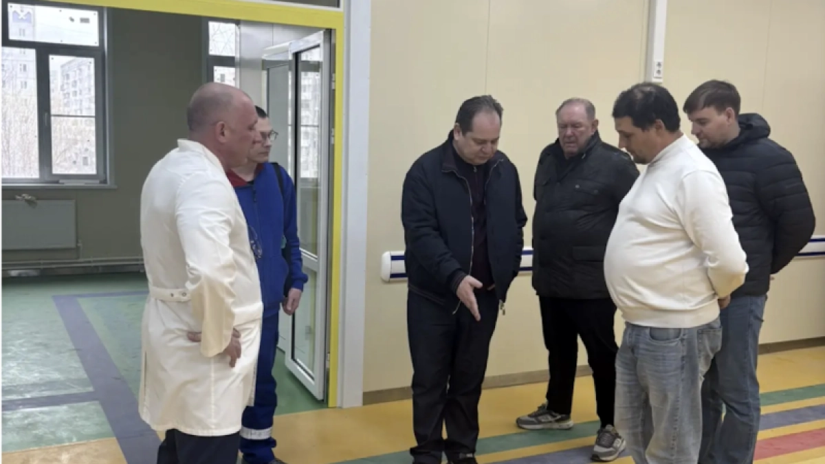 Глава Коми оценил готовность модульного приемного отделения больницы в Эжве