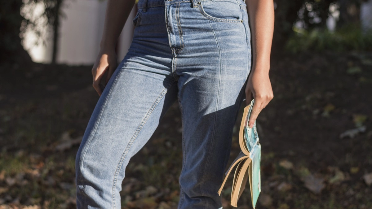 Старые джинсы и футболки не выбрасываю: превращаю тряпки в 7 дизайнерских вещей для дома