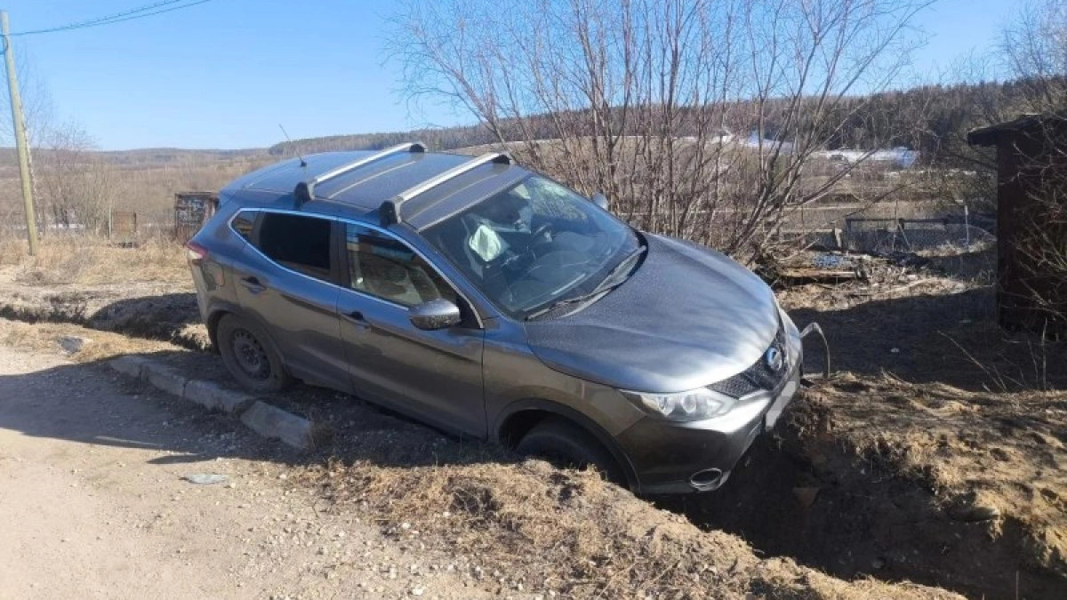 В Коми пьяный водитель съехал в кювет на иномарке и попал в больницу 