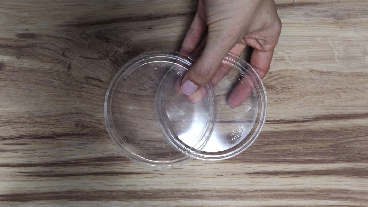 Не выкидывайте пластиковые крышки от сметаны: просто незаменимые способы применения на кухне