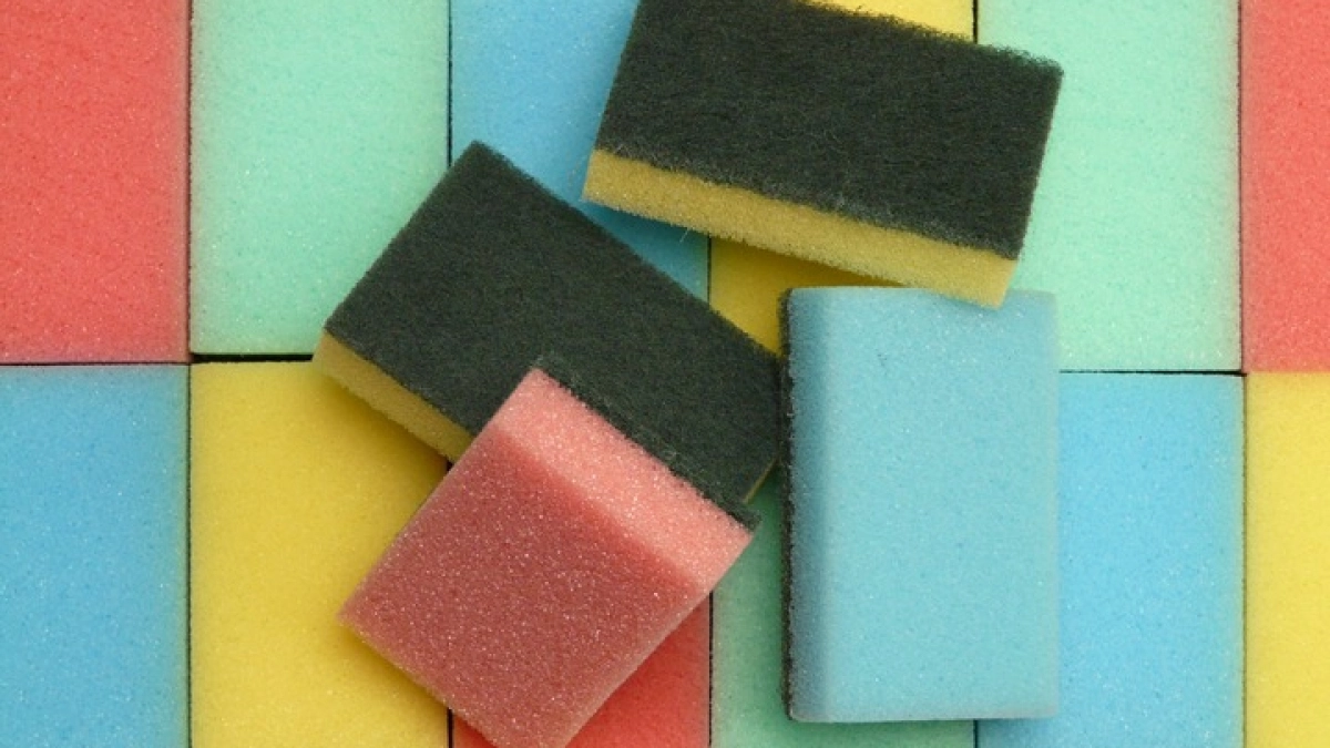 Губки для посуды заменила этой вещицей — не воняет и отмывает даже лучше: есть у каждого