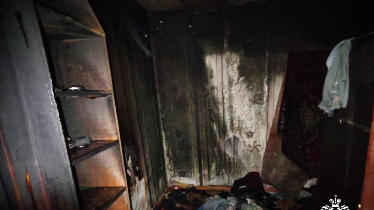 В Сыктывкаре пожарные спасли двух человек из горящей квартиры