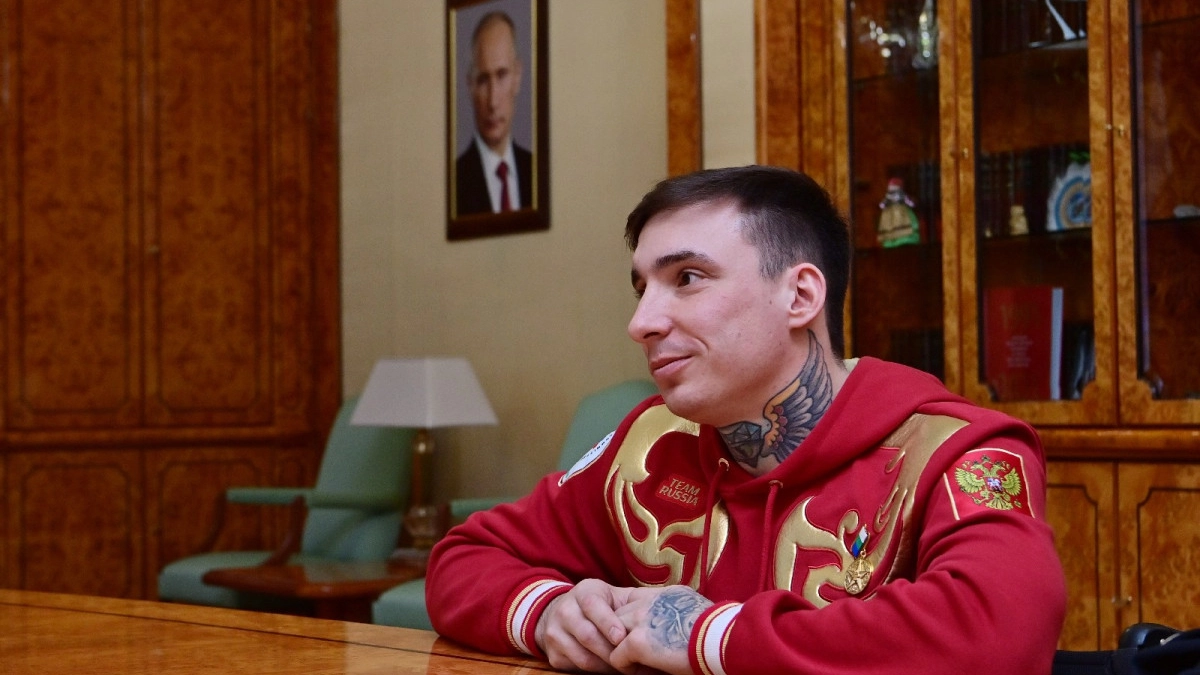 Ростислав Гольдштейн вручил Ивану Голубкову звание Героя Республики Коми