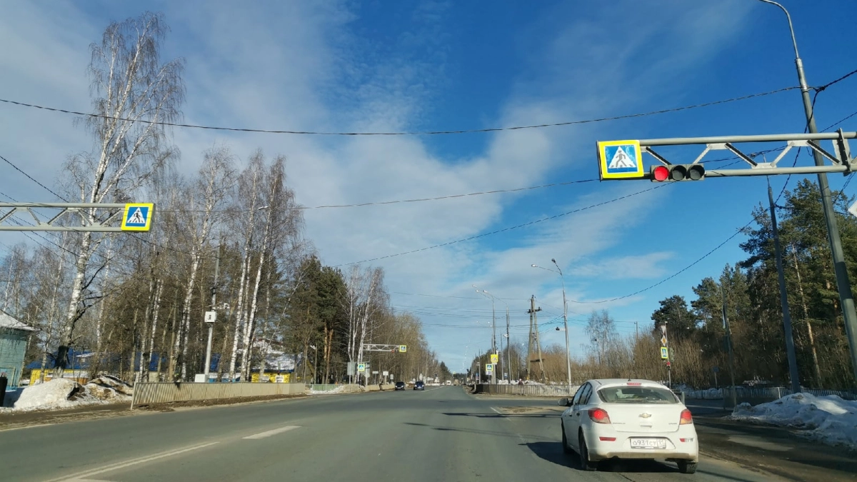 Зеленая стрелка горит, а вам прямо: можно ли стоять и ждать или обязаны повернуть