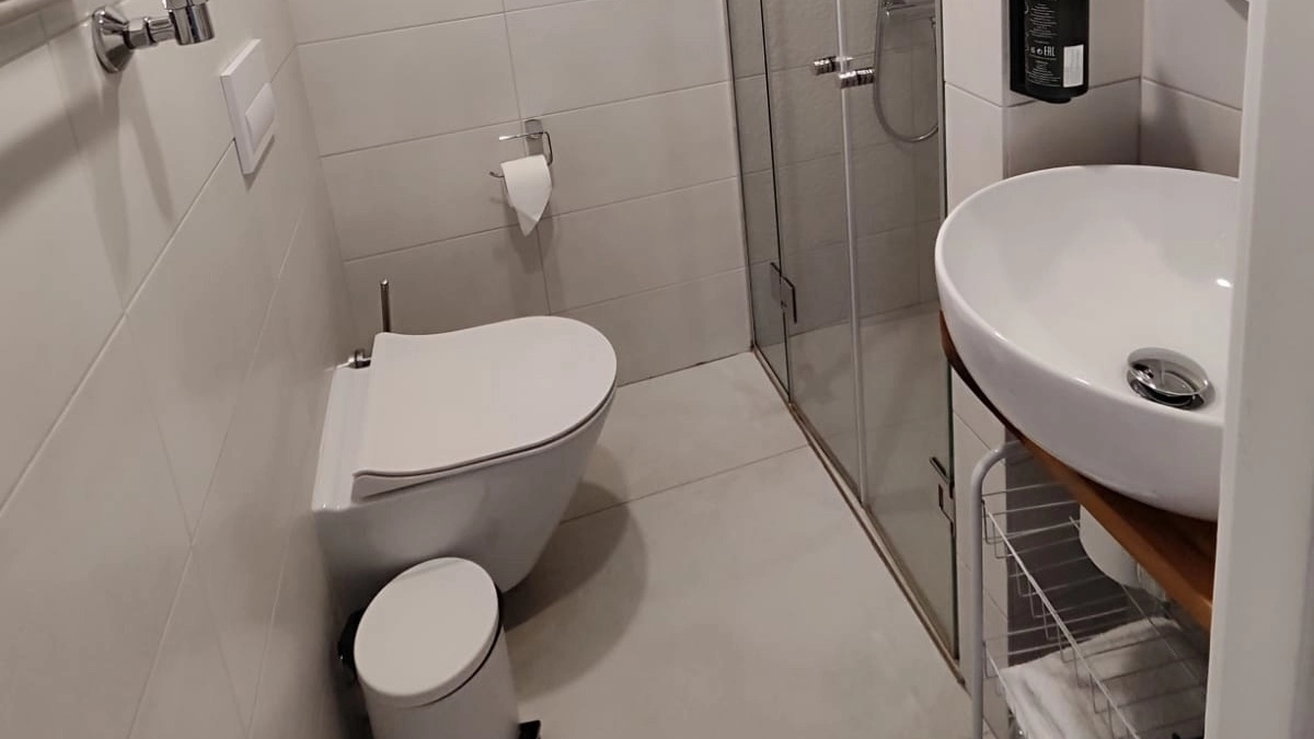 Почему нельзя оставлять открытой крышку унитаза — запомните раз и навсегда