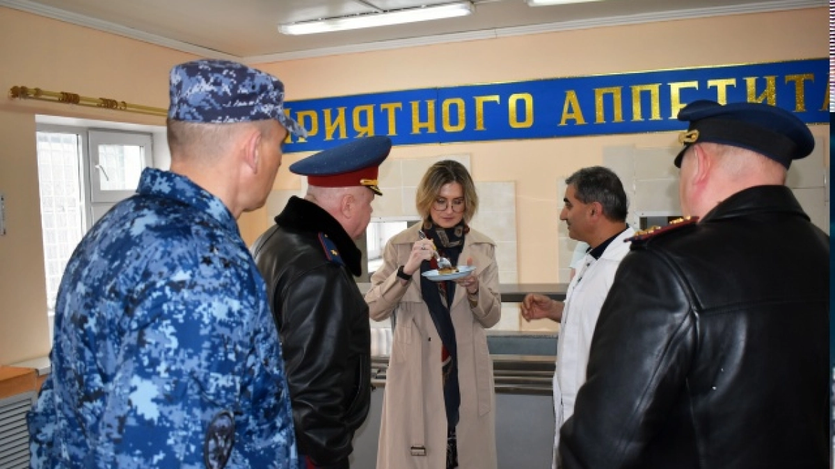 В Коми депутат продегустировала обед осуждённых и получила в подарок куклу