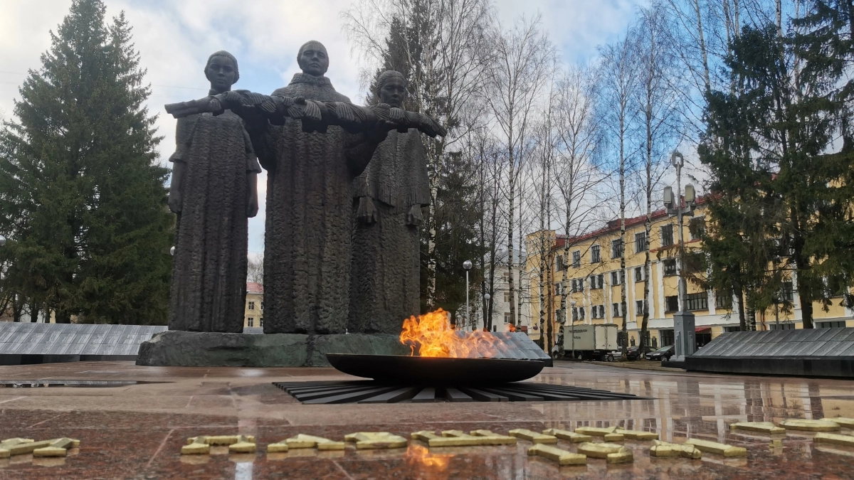 В Сыктывкаре проводят генуборку памятников к 9 Мая