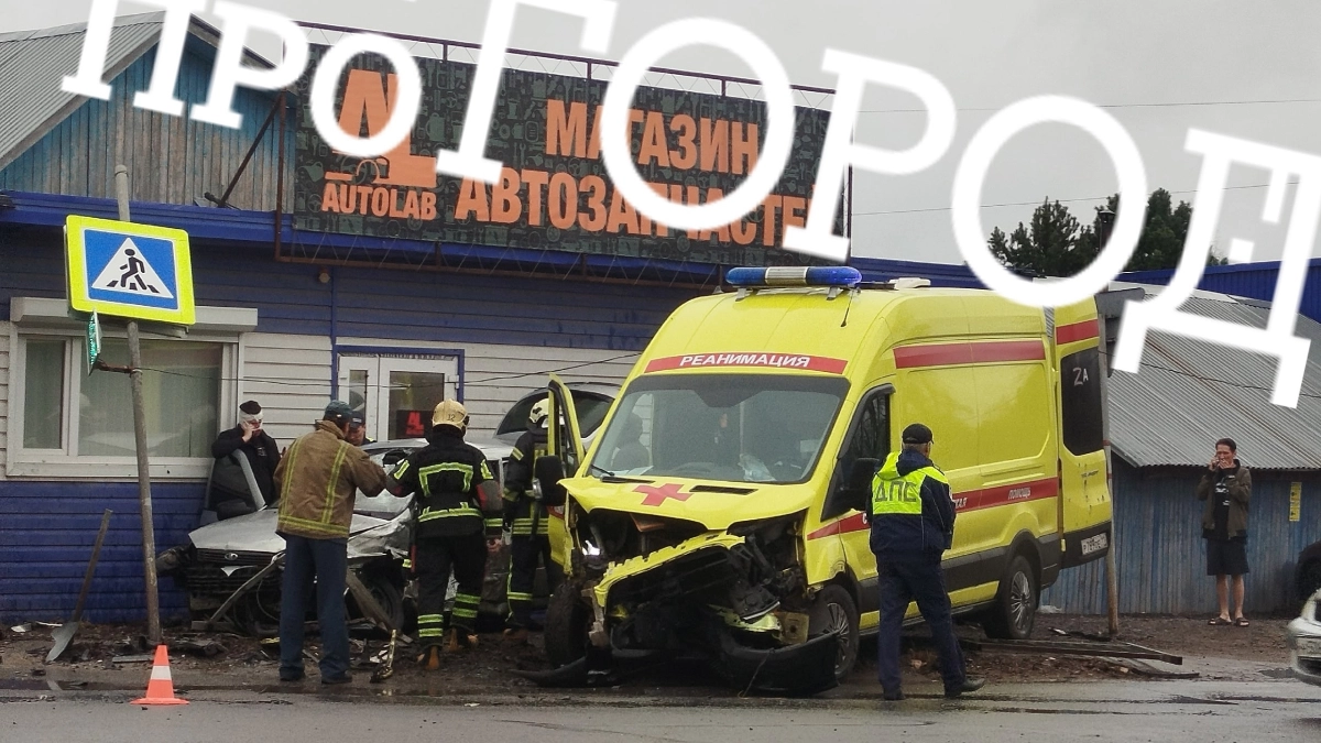 В Сыктывкаре в аварии с машиной реанимации пострадали семь человек