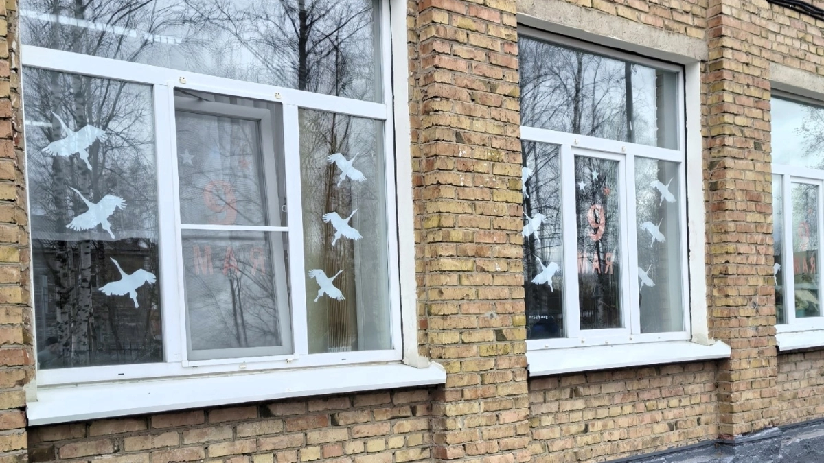 В Сыктывкаре сотрудники УФСИН вместе с детьми украсили окна портретами героев ВОВ