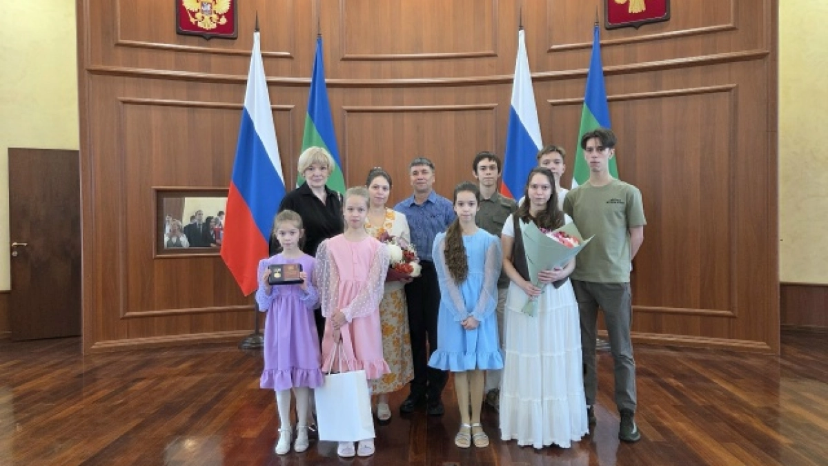 Многодетная семья из Сыктывкара получила медаль «За достойное воспитание детей»