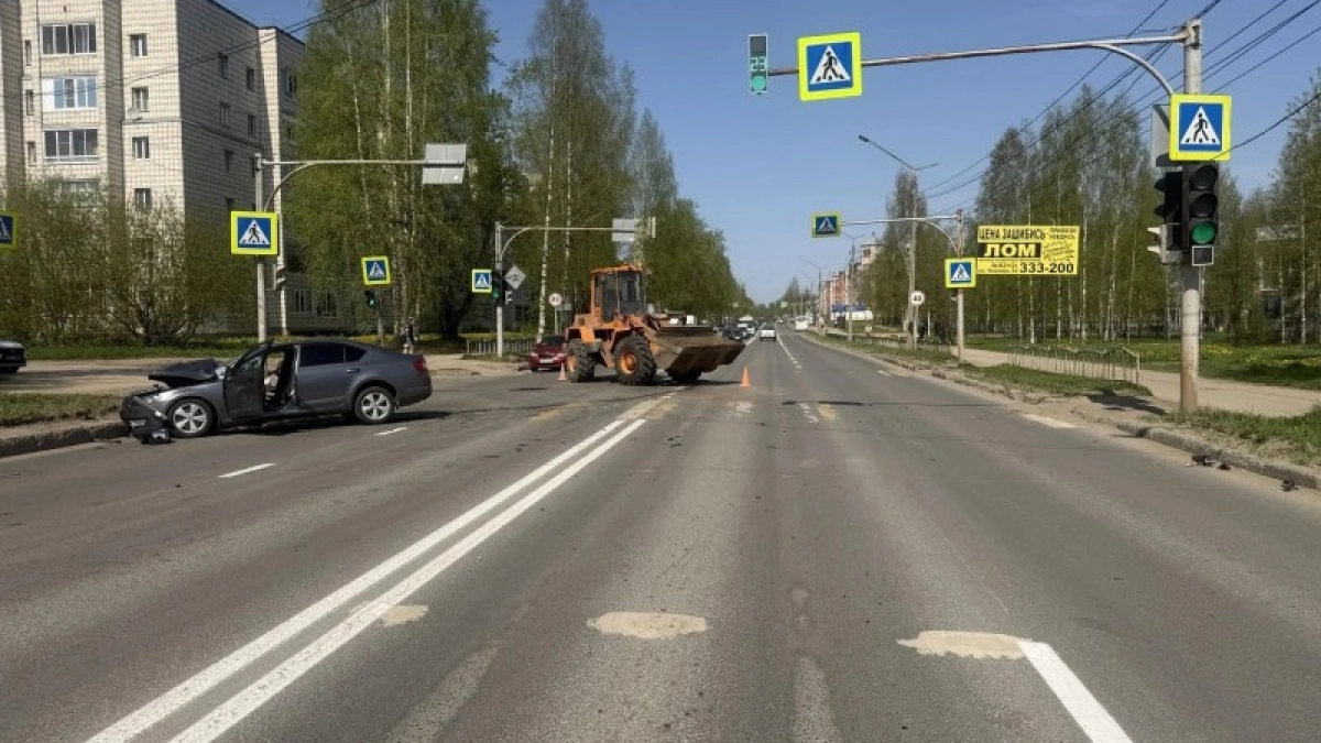 В Сыктывкаре разворот погрузчика привел к жесткому ДТП с пострадавшими