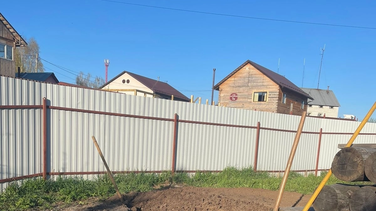 Заборы из профлиста и дерева уже не в тренде: в 2026 году умные люди выбирают этот удобный и модный вариант