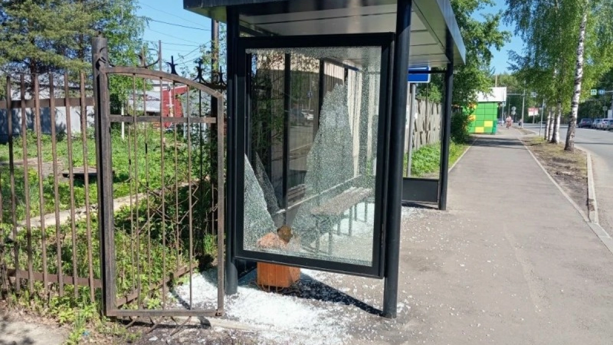 В Сыктывкаре неизвестные разбили четыре стекла в новом остановочном павильоне на Октябрьском проспекте