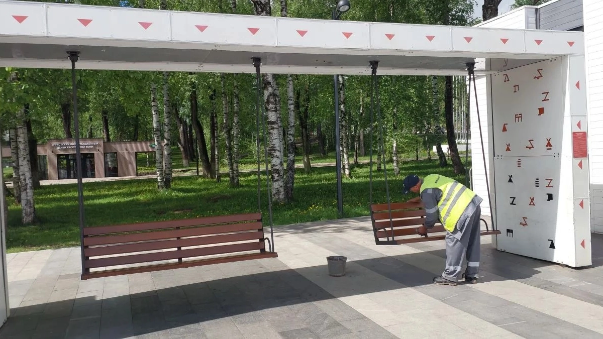 В Сыктывкаре на площадке «под часами» устанавливают новые качели