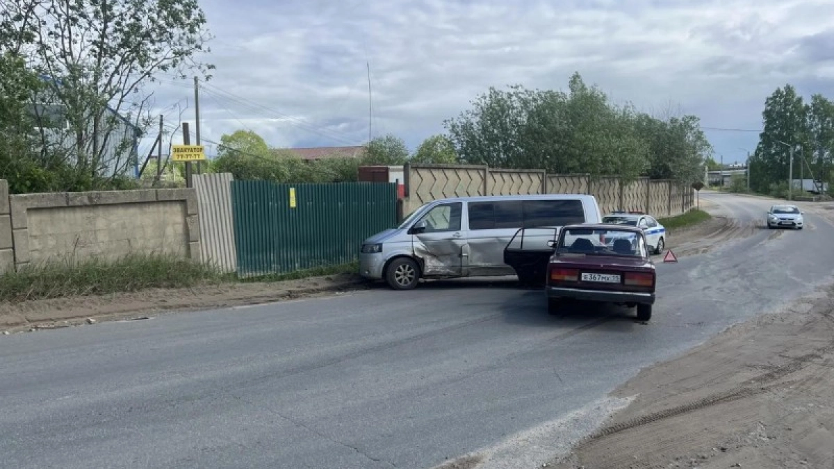 В Сыктывкаре водитель микроавтобуса не уступил дорогу отечественной "легковушке"