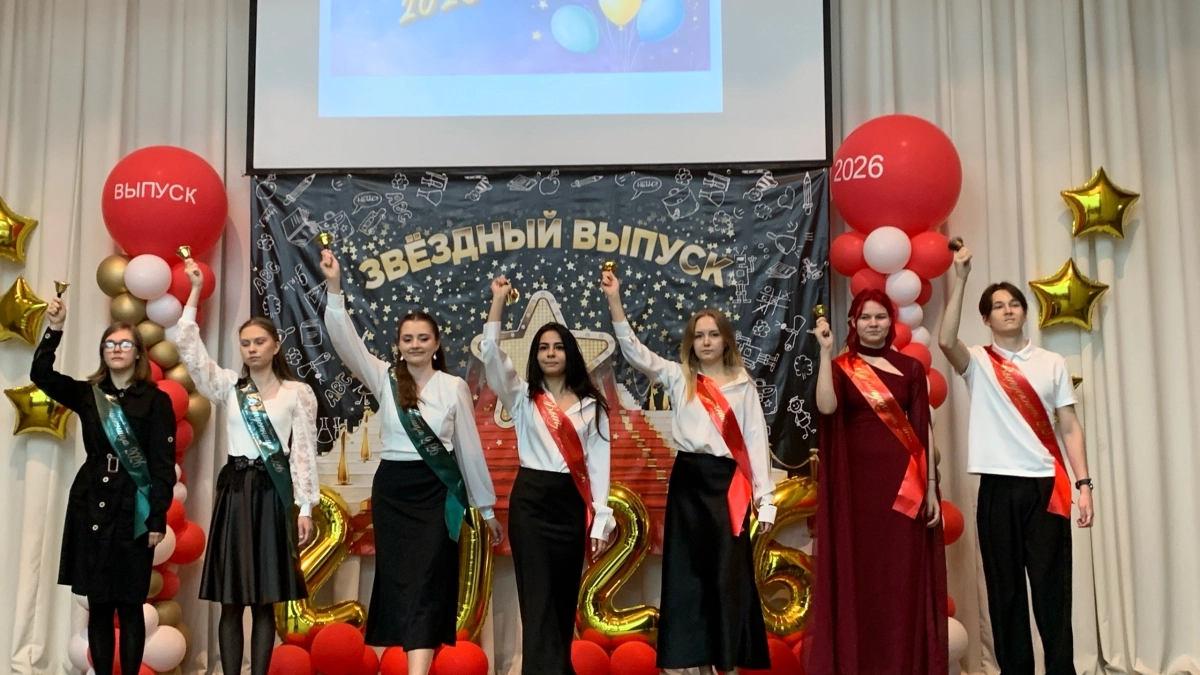 Самолетики, вальс и "Царица" на школьный лад: репортаж с последнего звонка в Сыктывкаре