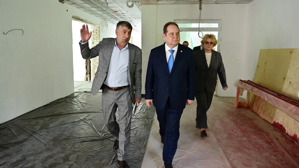 Глава Коми проинспектировал капитальный ремонт школы в Ухте