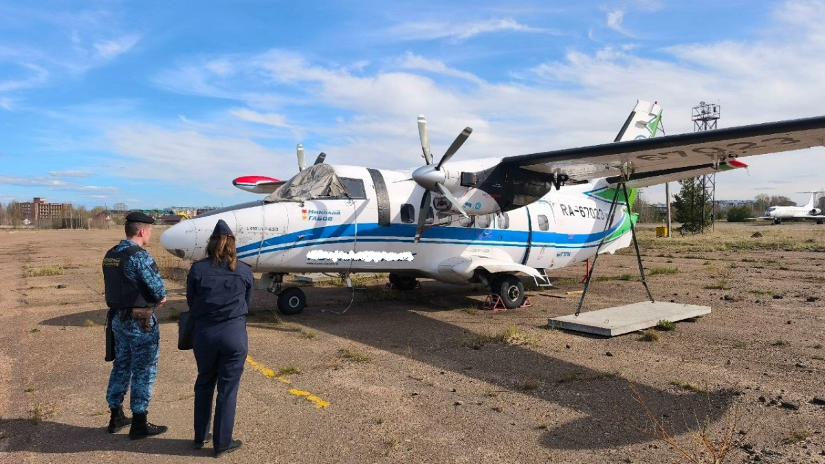 В Сыктывкаре приставы арестовали самолёт L410 за долги авиакомпании