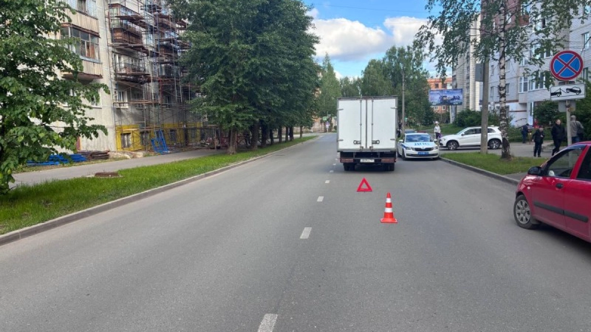В Сыктывкаре 11-летняя девочка зацепилась за фургон, чтобы покататься и упала на дорогу 