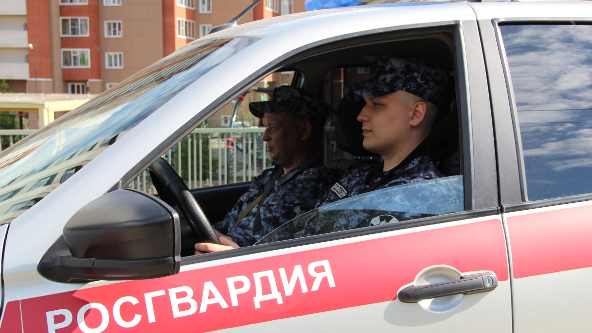 В Сыктывкаре пьяный мужчина напал на посетителя кафе 