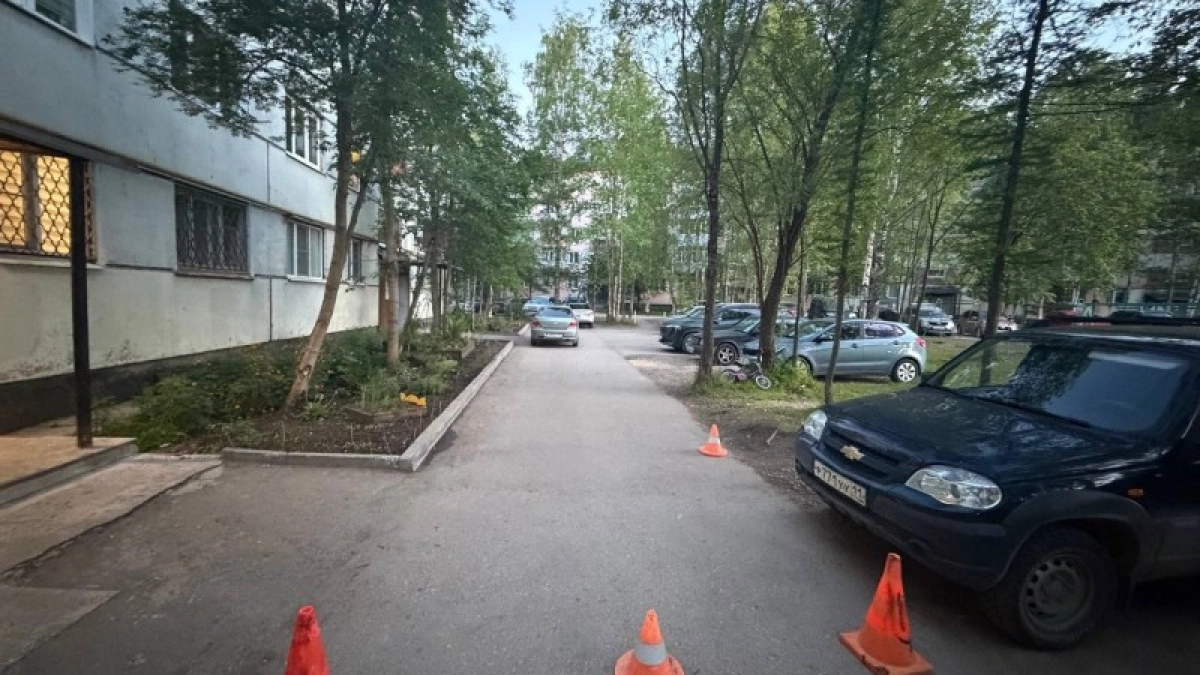 В Коми водитель Nissan сбил девочку на велосипеде во дворе жилого дома