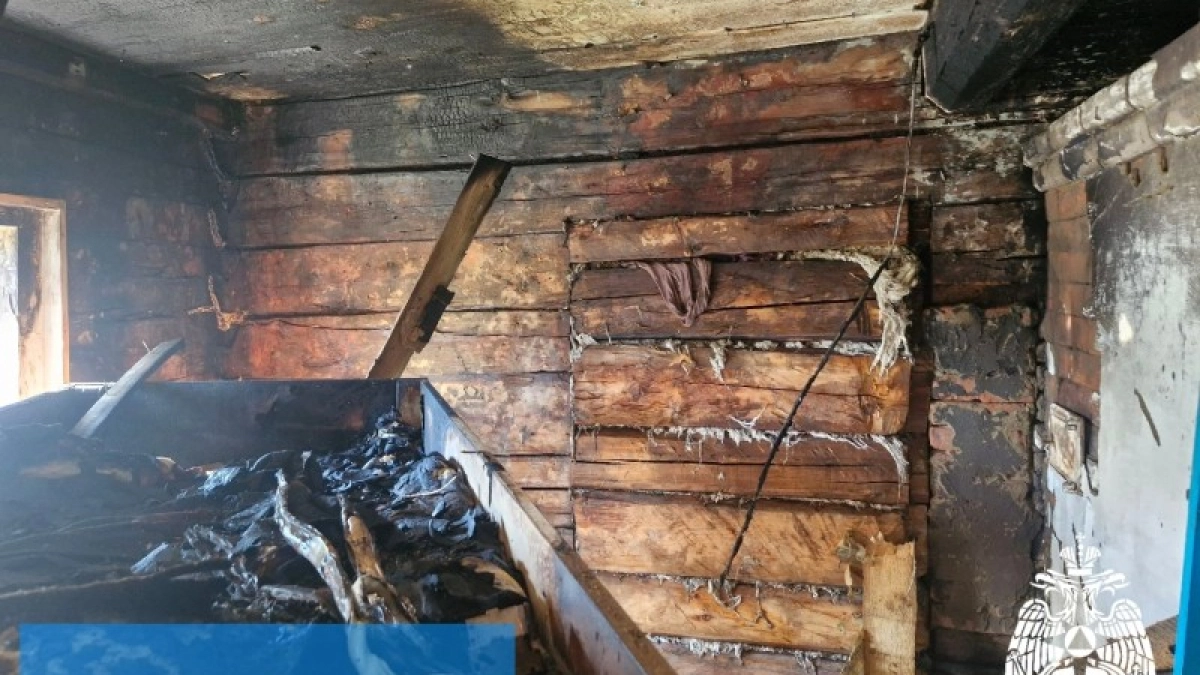 В Коми пожарные эвакуировали двух жильцов из горящего частного дома