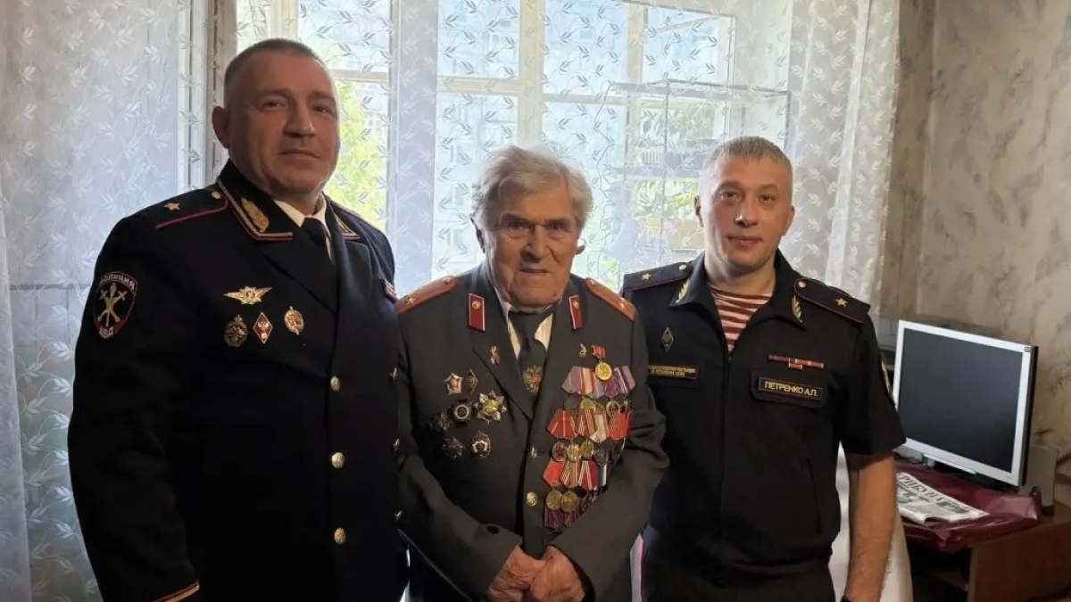 В Коми поздравили с 97-летием ветерана войны и подполковника милиции