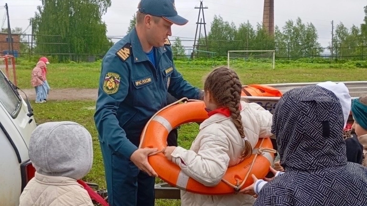 В Коми спасатели МЧС обучили детей из летнего лагеря правилам безопасности