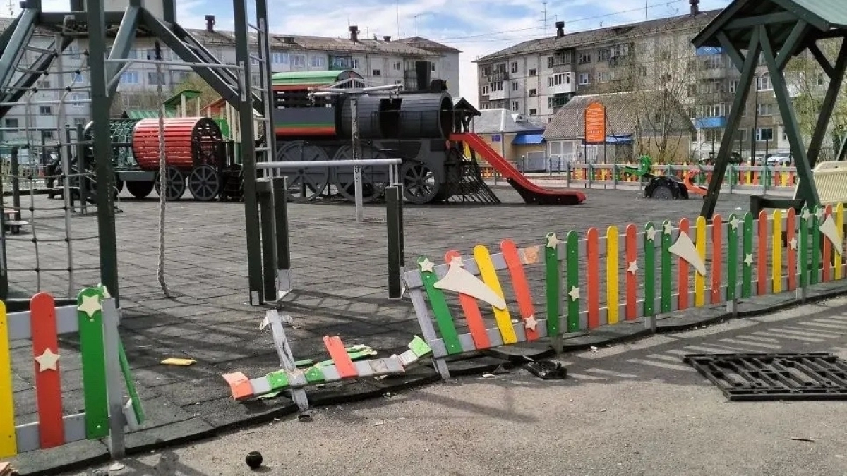 В Коми автомобиль въехал на детскую площадку в сквере
