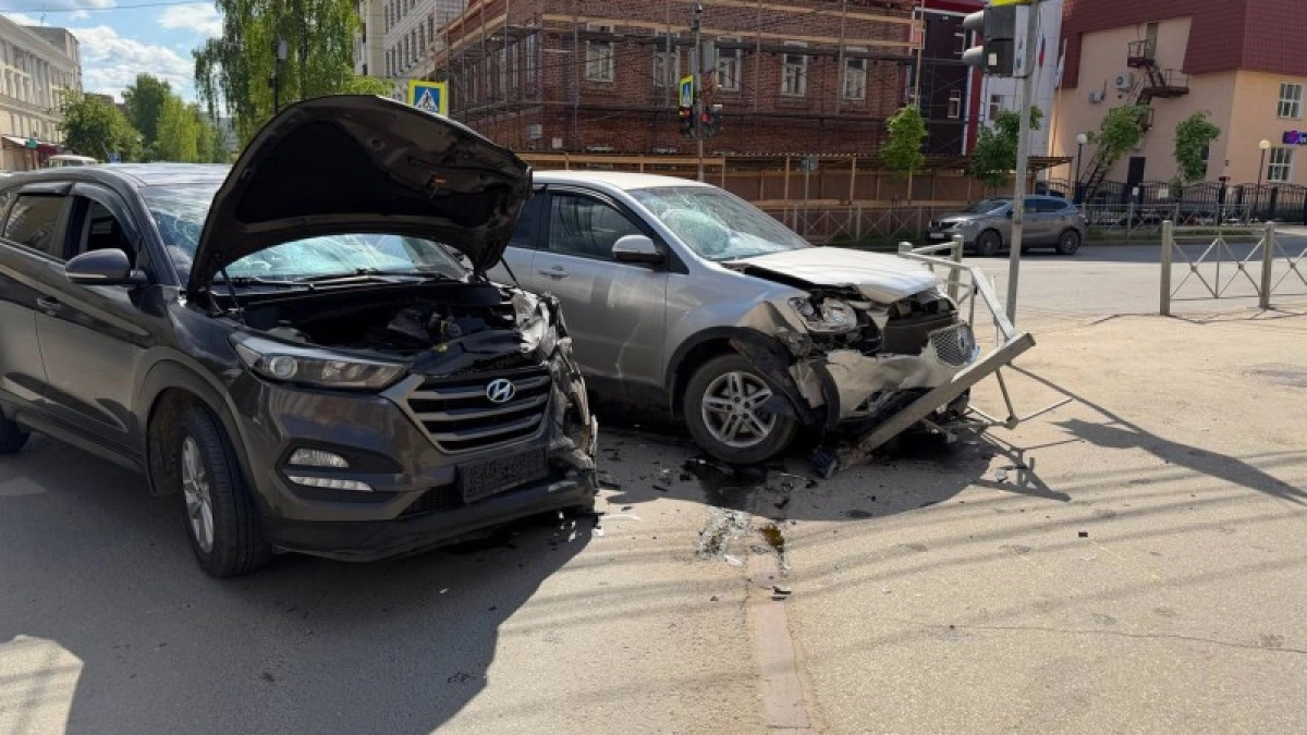 В Сыктывкаре водитель SsangYong спровоцировал столкновение и снёс забор на перекрёстке