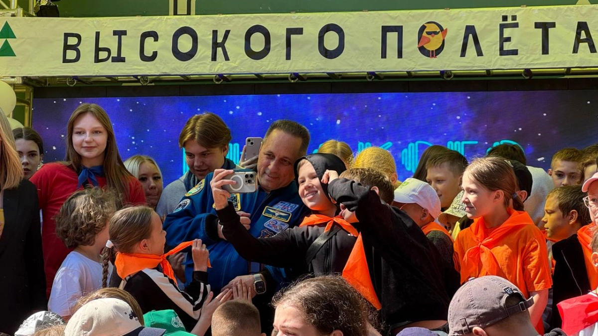«Большие мечты требуют терпения»: космонавт-испытатель Антон Шкаплеров встретился с воспитанниками «Орленка» в Коми