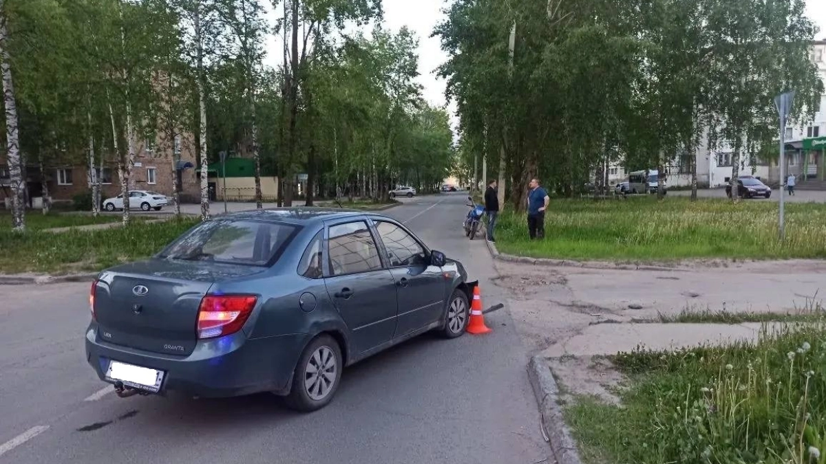 В Сыктывкаре водитель LADA не пропустил мопед и спровоцировал ДТП