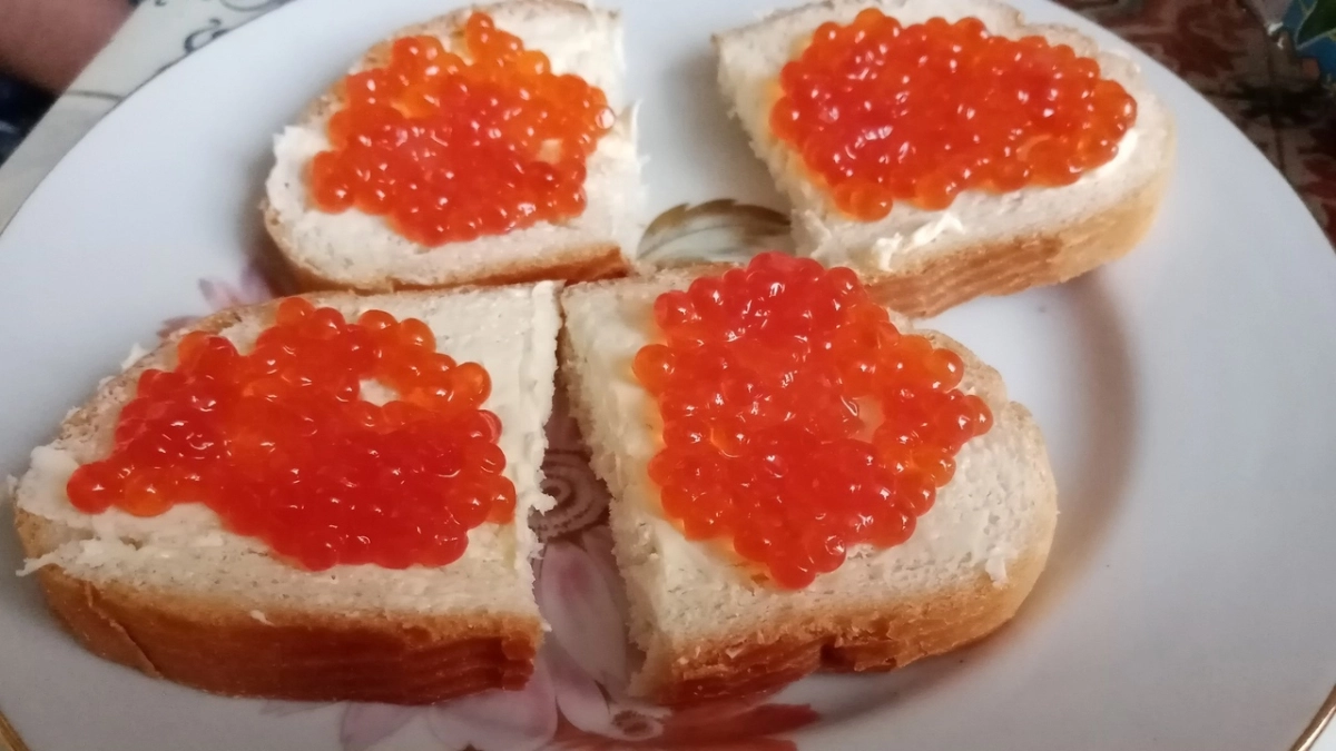 Красная икра по 115 рублей? В чем подвох необычного продукта из "Светофора"