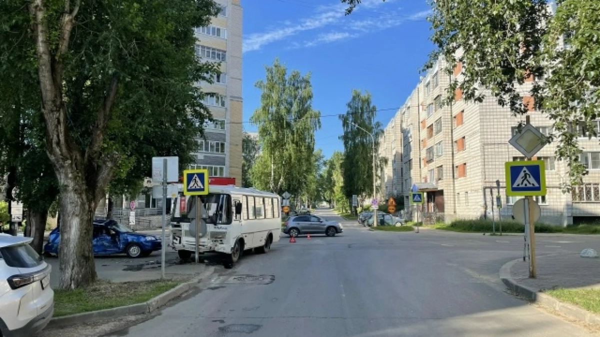Водитель иномарки пострадал при столкновении с автобусом в Сыктывкаре