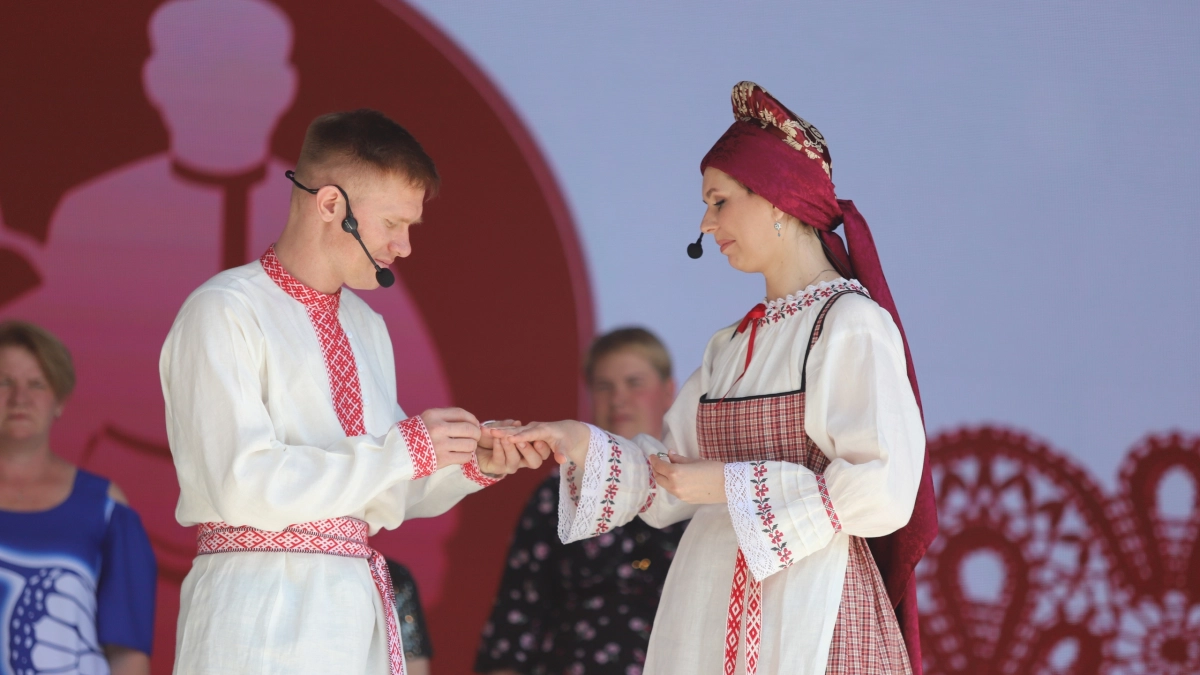 В Сыктывкаре провели «Свадьбу года»: молодожёны соединили сердца через народные традиции