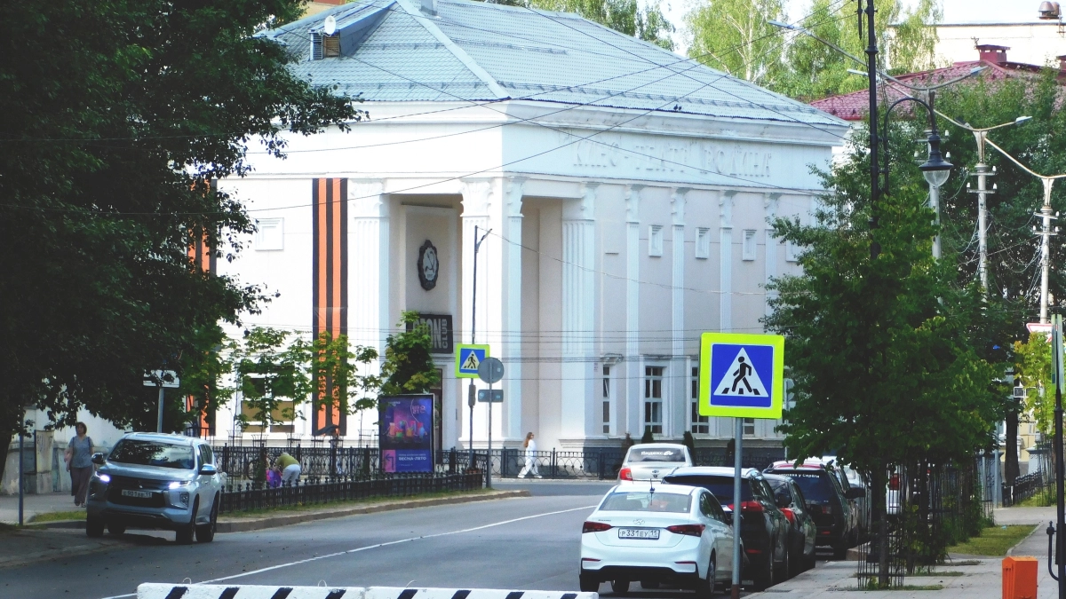 Жителям Коми рассказали, чем опасен тополиный пух для автомобилей