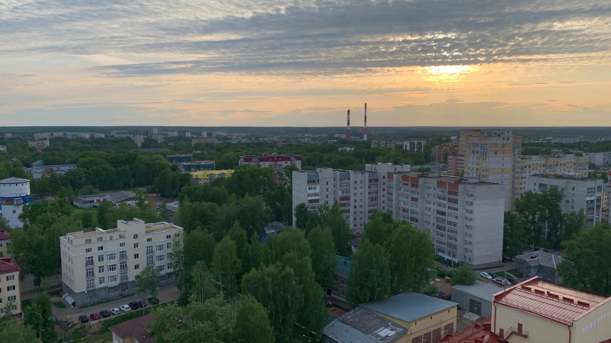 Подростки в столице Коми кидались кирпичами с крыши дома