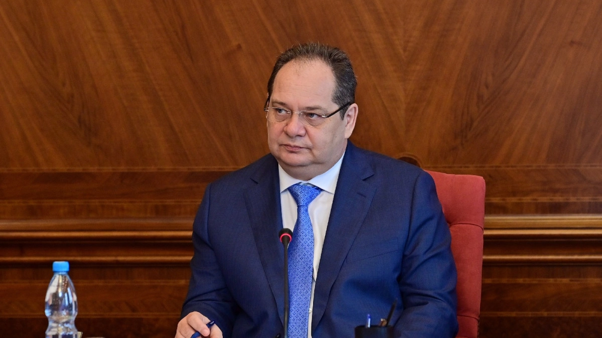 Глава Коми потребовал найти деньги на ремонт дорог к школам
