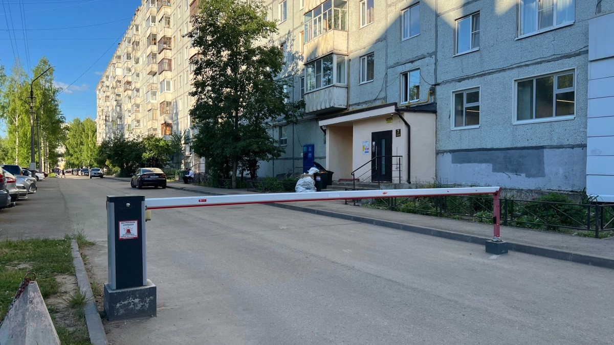 Жителям сыктывкарской многоэтажки рассказали, как законно установить шлагбаум во дворе