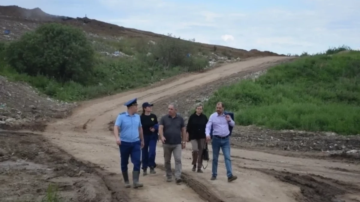 Министр природы республики Роман Полшведкин посетил тлеющий полигон ТБО в одном из городов Коми