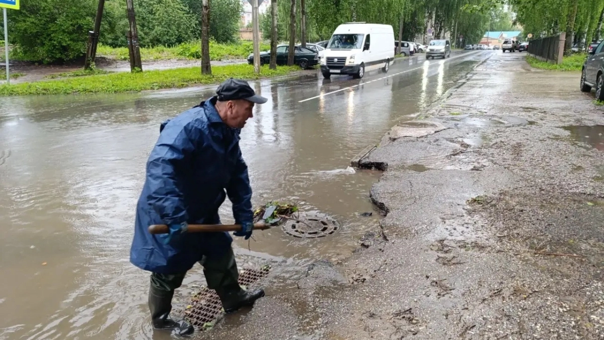 Из-за обильных ливней в Сыктывкаре коммунальные службы переведены в усиленный режим