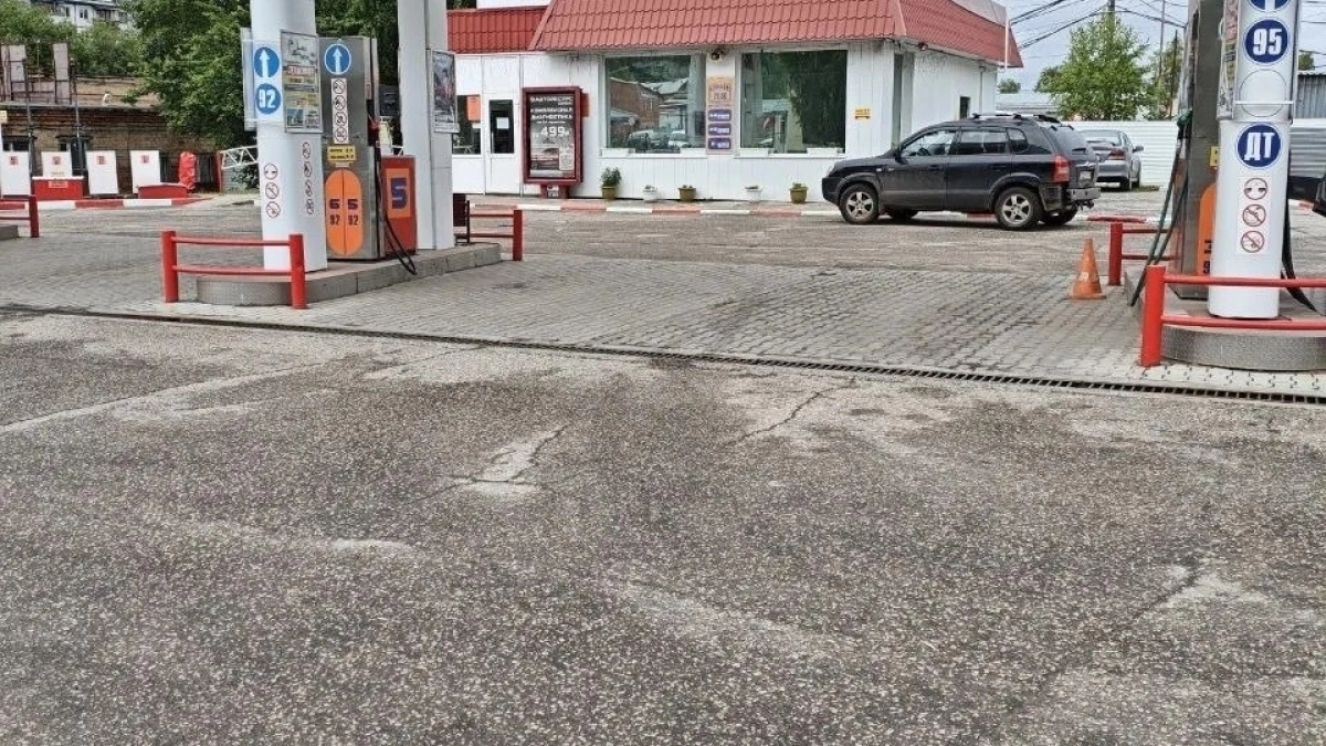 В Сыктывкаре на АЗС водитель не вытащил пистолет из бака и травмировал женщину
