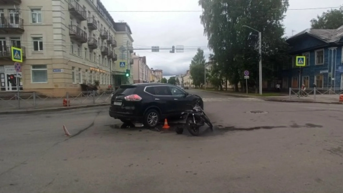 В Сыктывкаре Nissan не пропустил мопед при повороте и столкнулся с ним 