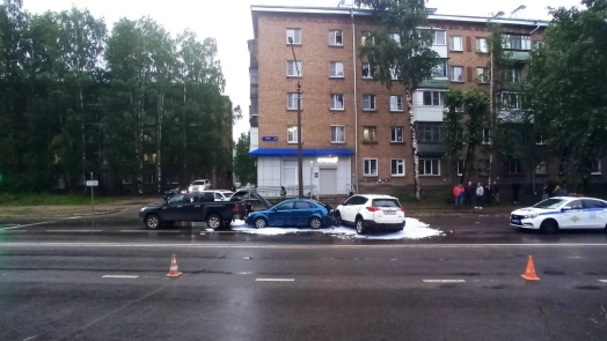 В Сыктывкаре ребенок получил черепно-мозговую травму при столкновении четырех автомобилей