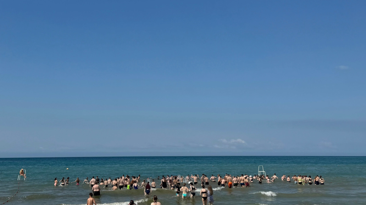 470 детей из Коми снова купаются в море: в «Черноморской зорьке» открыли пляж после годового перерыва