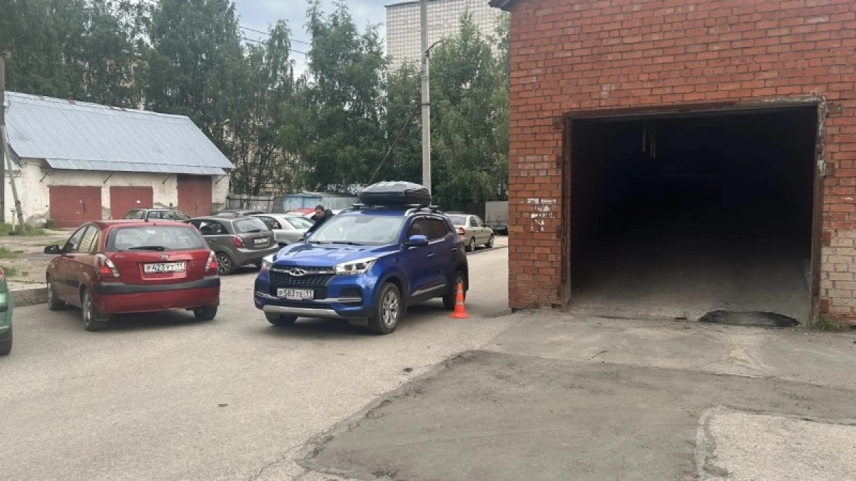 В Сыктывкаре девочка на самокате попала под колеса машины: ребенка госпитализировали