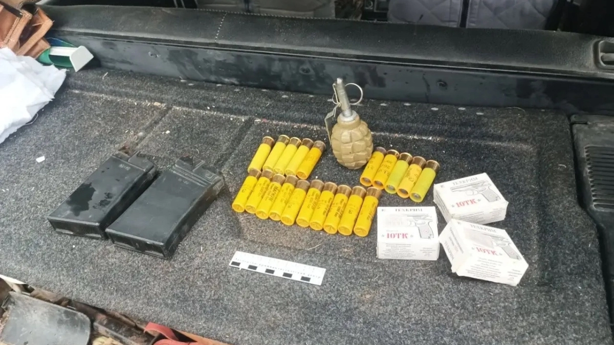 Муляж гранаты в бардачке привёл полицию к целому арсеналу: в Сыктывкаре изъято более 90 боеприпасов