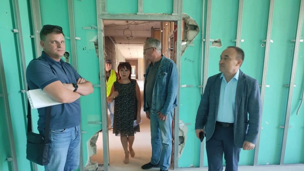 Олег Холопов проинспектировал капремонт трёх сельских школ