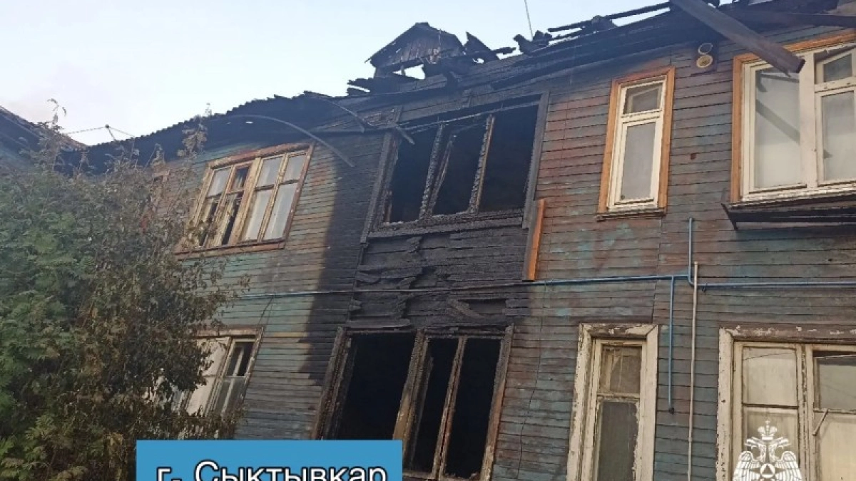 В Сыктывкаре из горящего нежилого дома спасли двух мужчин